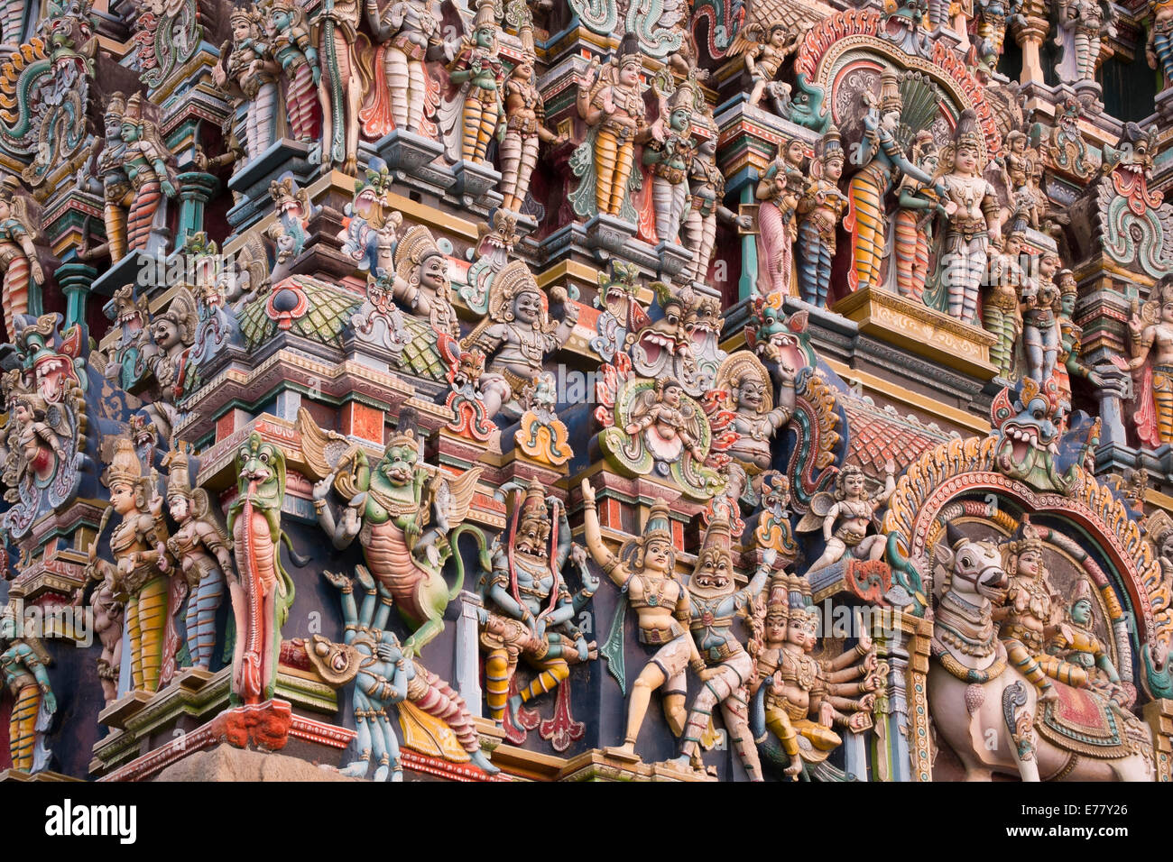 Ornate statues sur la tour sud, Meenakshi Amman Temple, Madurai, Tamil Nadu, Inde Banque D'Images
