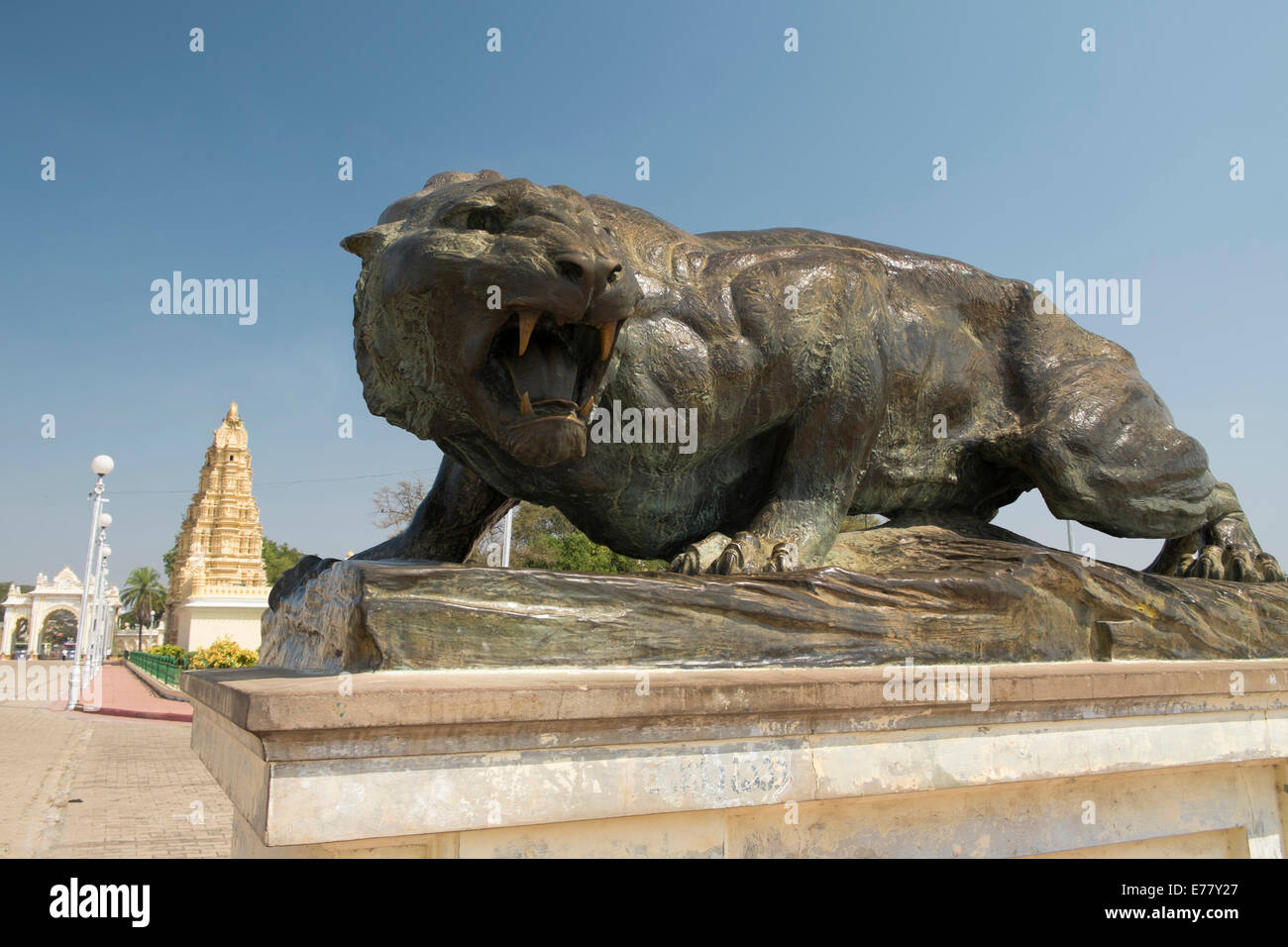 Sculpture en bronze d'un jaguar au Palais de Mysore, Mysore, Karnataka, Inde Banque D'Images