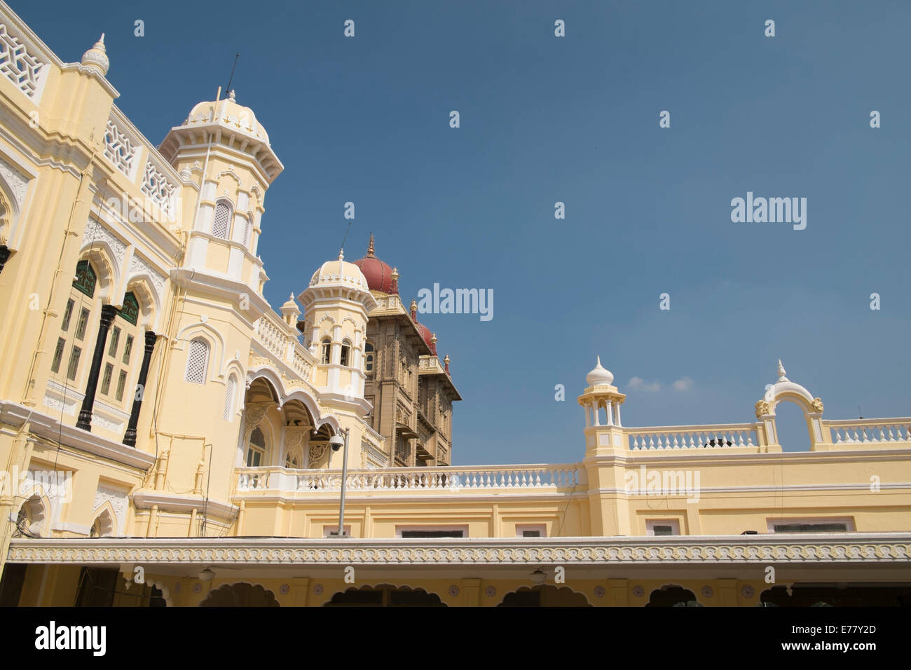 Le Palais de Mysore, façade sud, Mysore, Karnataka, Inde Banque D'Images