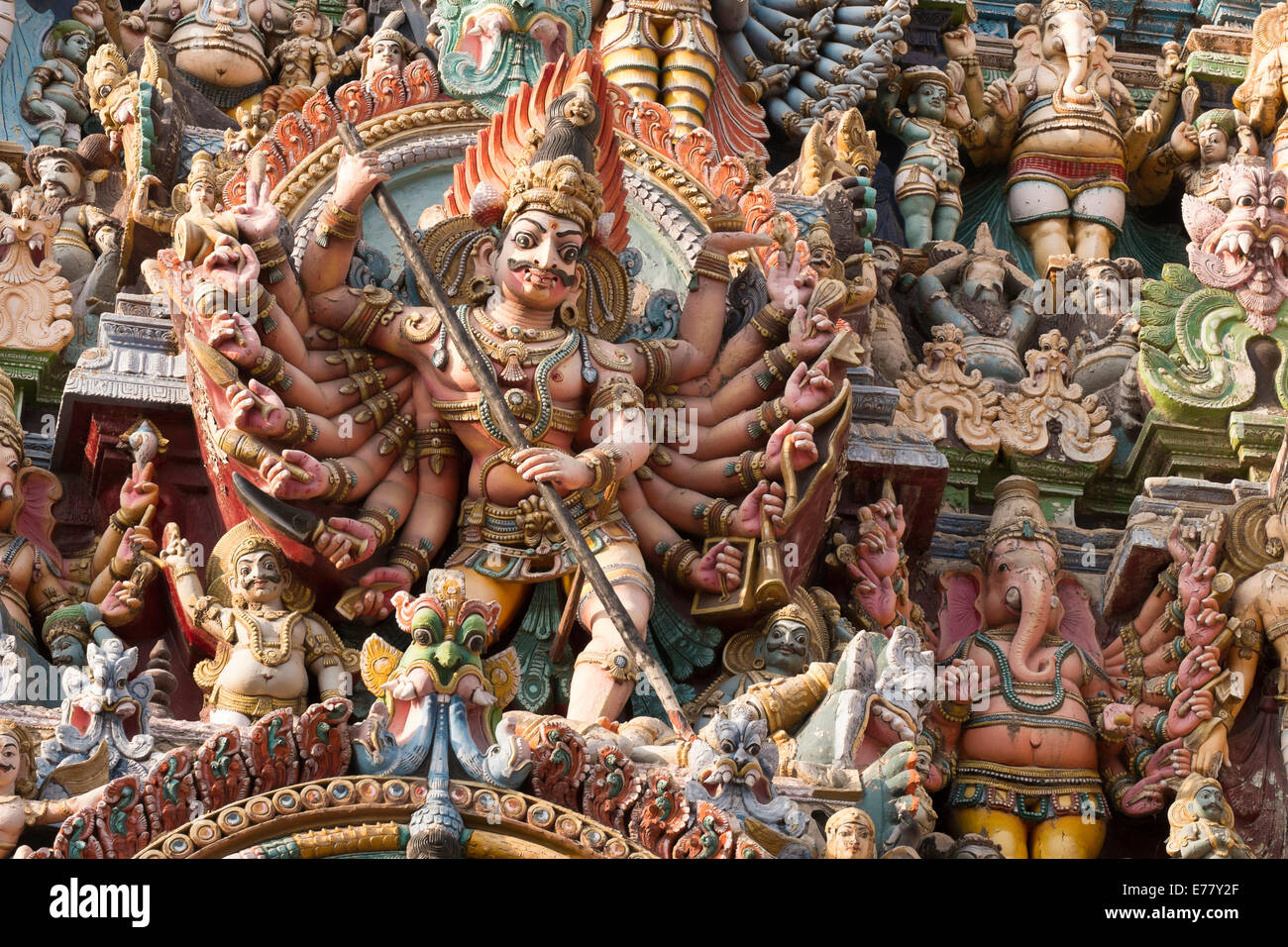Ornate statues sur la tour sud, Meenakshi Amman Temple, Madurai, Tamil Nadu, Inde Banque D'Images
