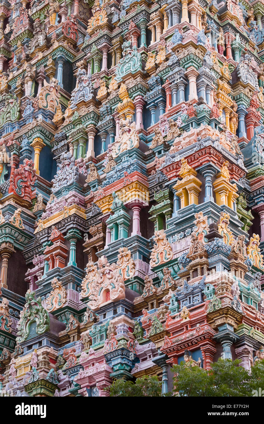 Ornate statues sur la Meenakshi Amman Temple, Madurai, Tamil Nadu, Inde Banque D'Images