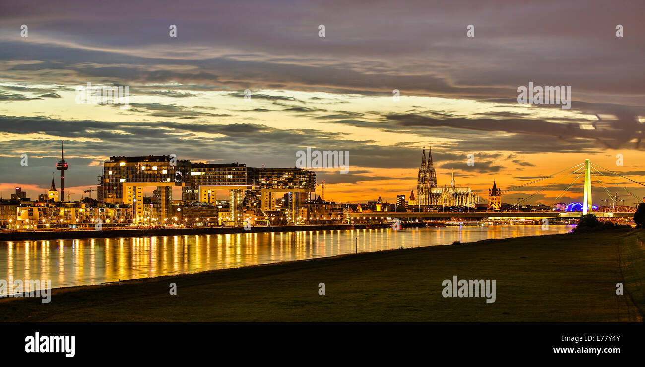 Vue panoramique sur le Rhin avec la cathédrale de Cologne, pont Severinsbrücke, la grue Maisons, Eglise Grand St-martin et Banque D'Images