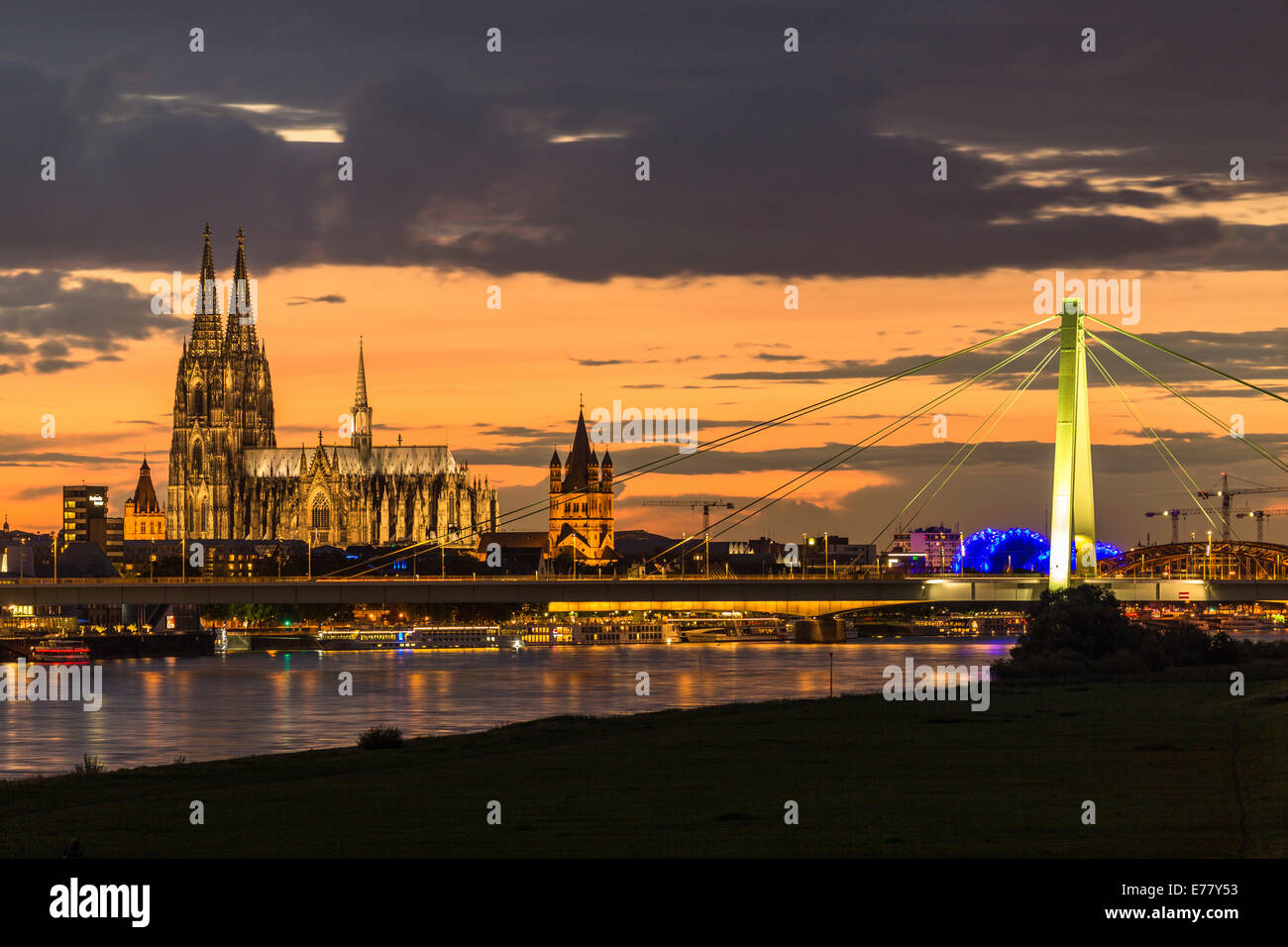 Vue panoramique sur le Rhin avec la cathédrale de Cologne, pont Severinsbrücke, du Musical Dome et Eglise Grand St-martin Banque D'Images