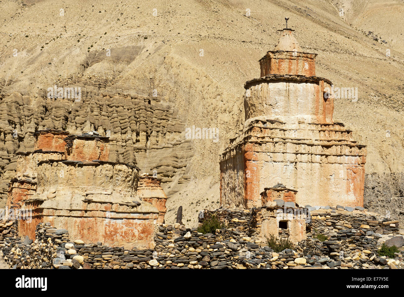 Le bouddhisme tibétain, weathered stupa dans paysage érodé, Ghami, Upper Mustang, Népal Banque D'Images