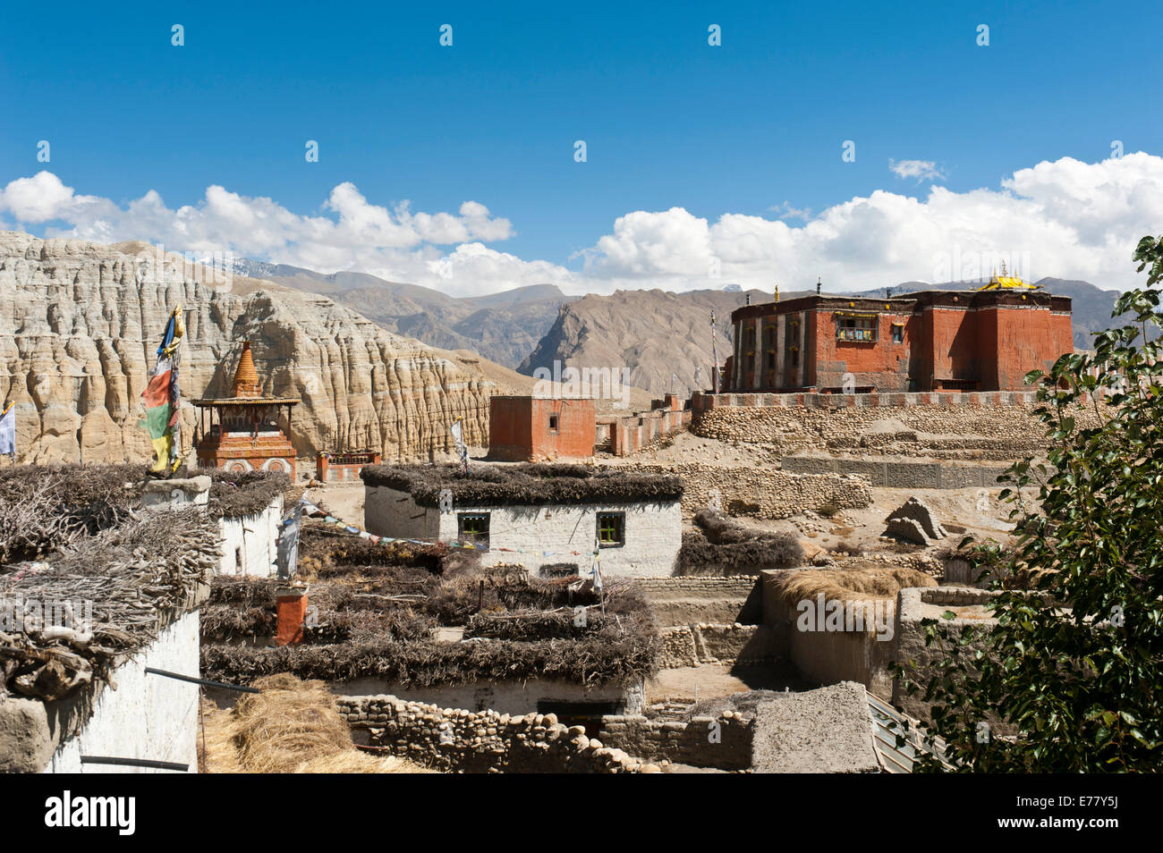 Le bouddhisme tibétain, bâtiment rouge de l'Thubten Shedrup Dargyeling, monastère Sakya secte, Charang, Mustang, Népal Banque D'Images