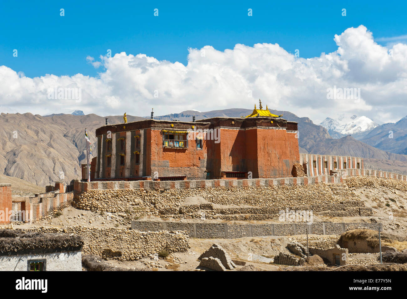 Le bouddhisme tibétain, bâtiment rouge de l'Thubten Shedrup Dargyeling, monastère Sakya secte, Charang, Mustang, Népal Banque D'Images