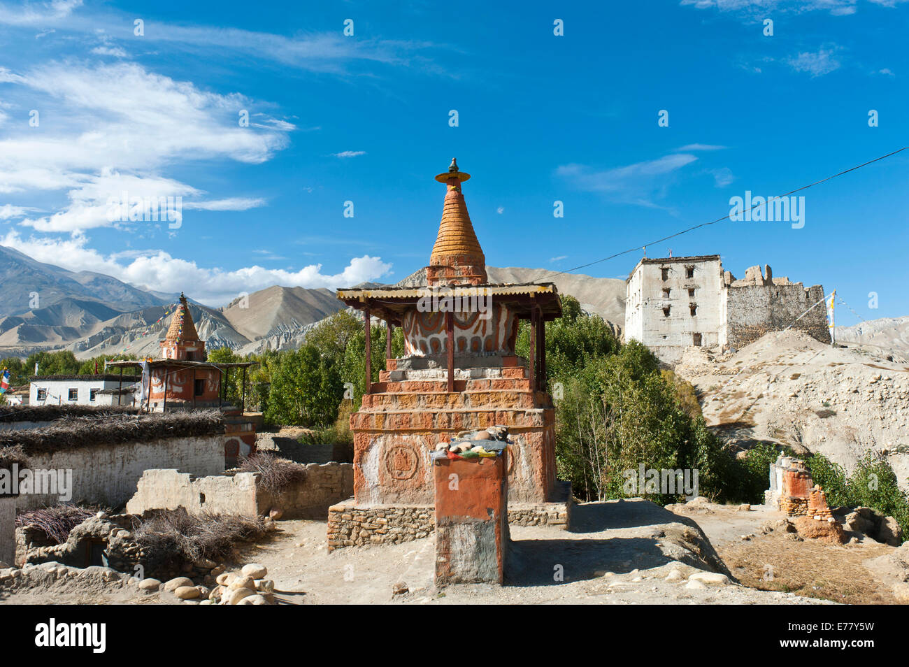 Le bouddhisme tibétain, stupa colorée, l'ancien Palais Royal à l'arrière, blanc, ruines Dzong architecture, Charang, District de Mustang Banque D'Images