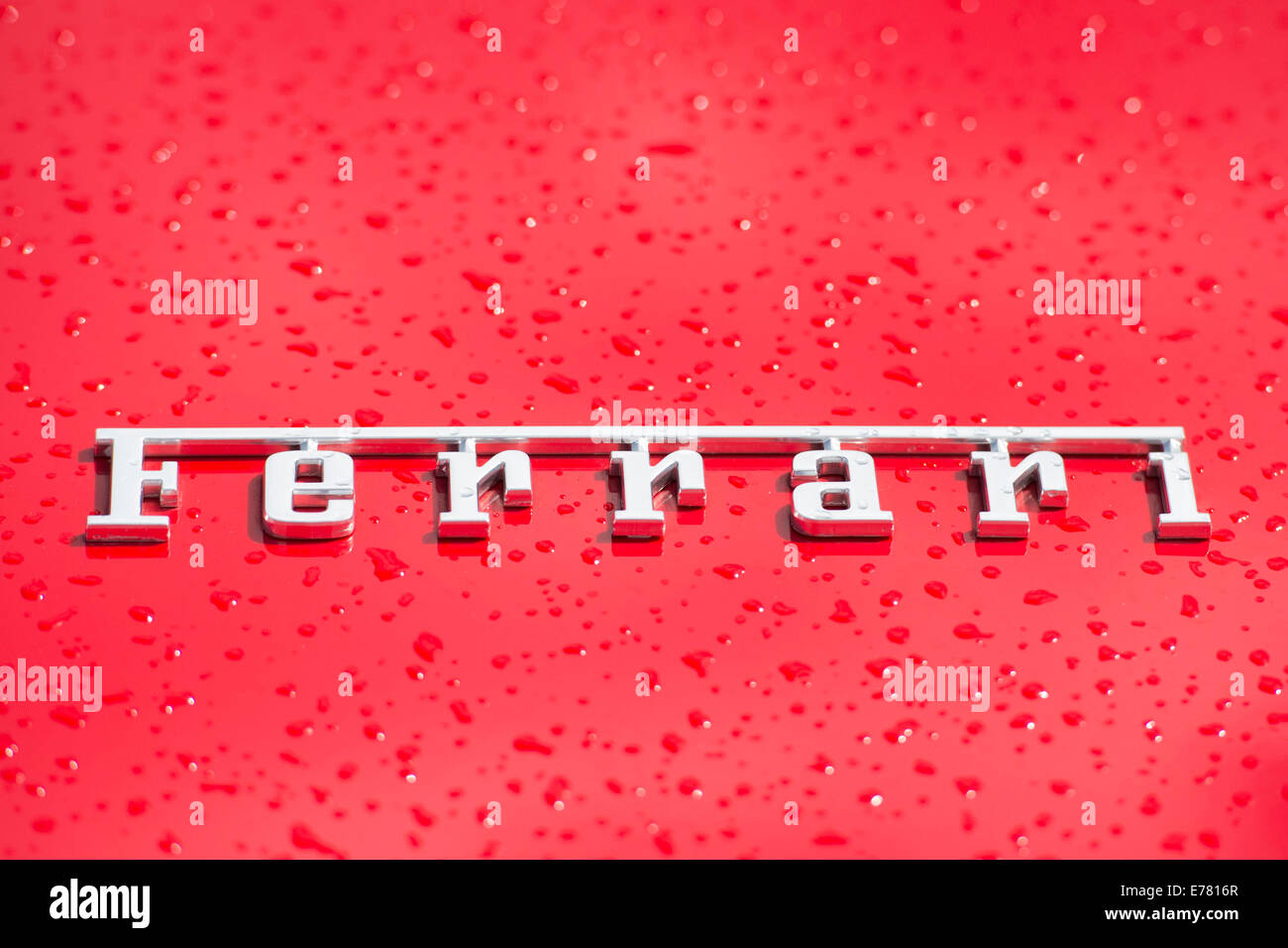 Logo Ferrari Ferrari rouge sur une voiture. Banque D'Images