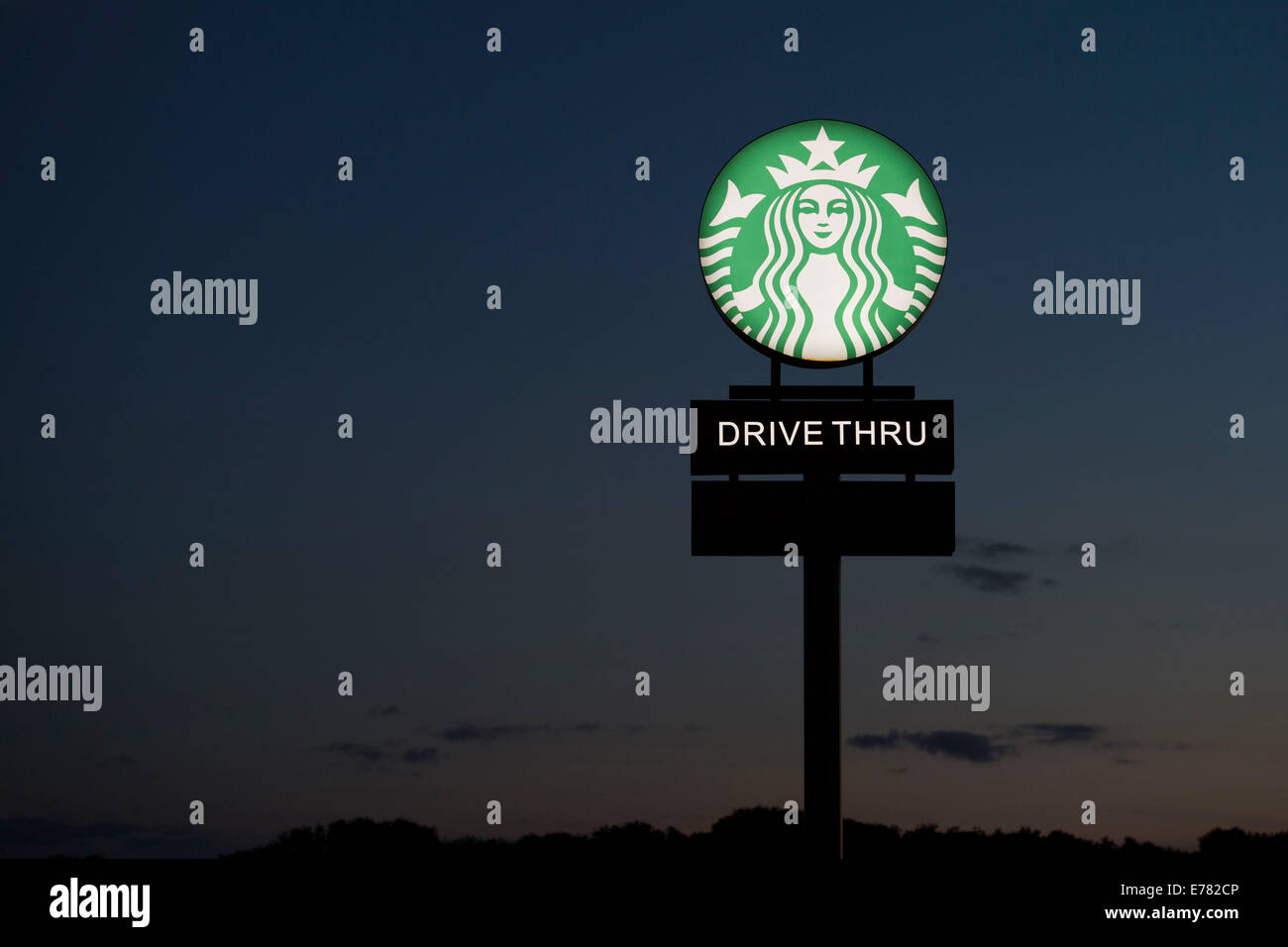 Café Starbucks drive par signer au coucher du soleil. Banque D'Images
