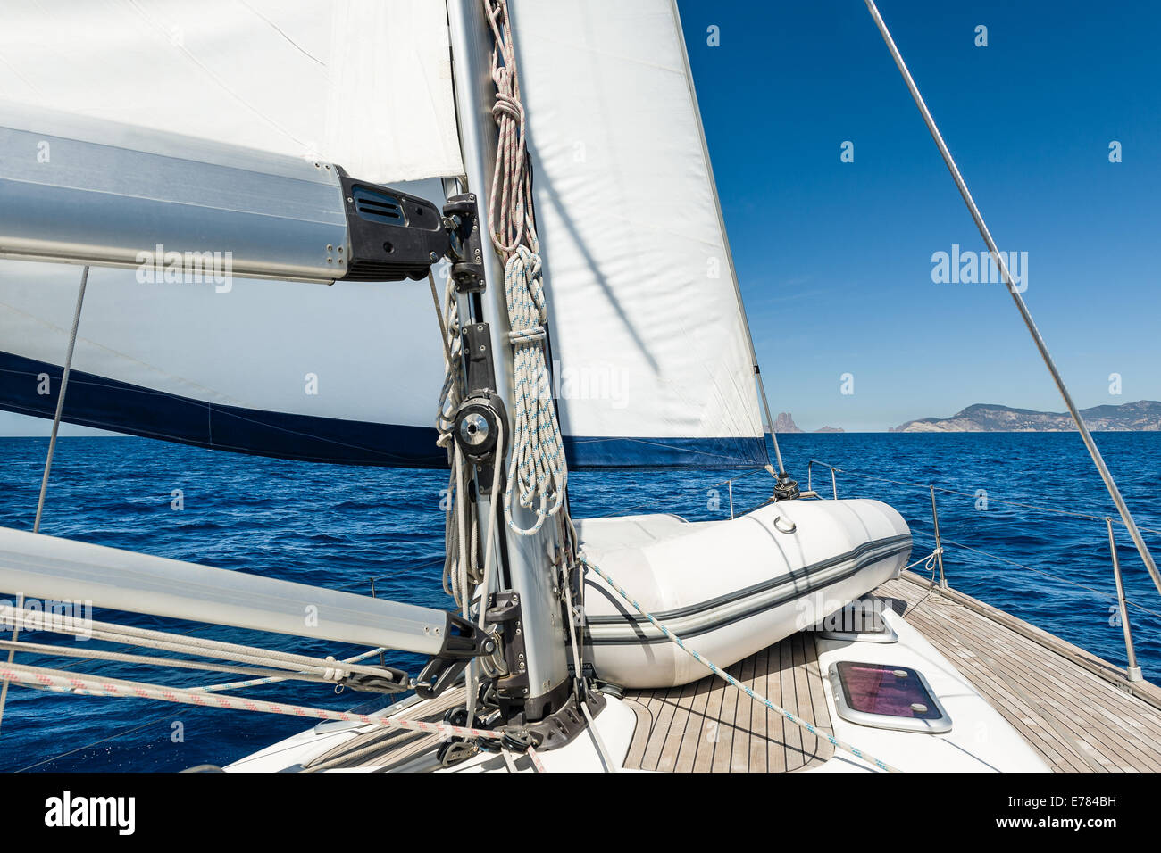 Yacht à voile passe ses voiles par temps calme Banque D'Images