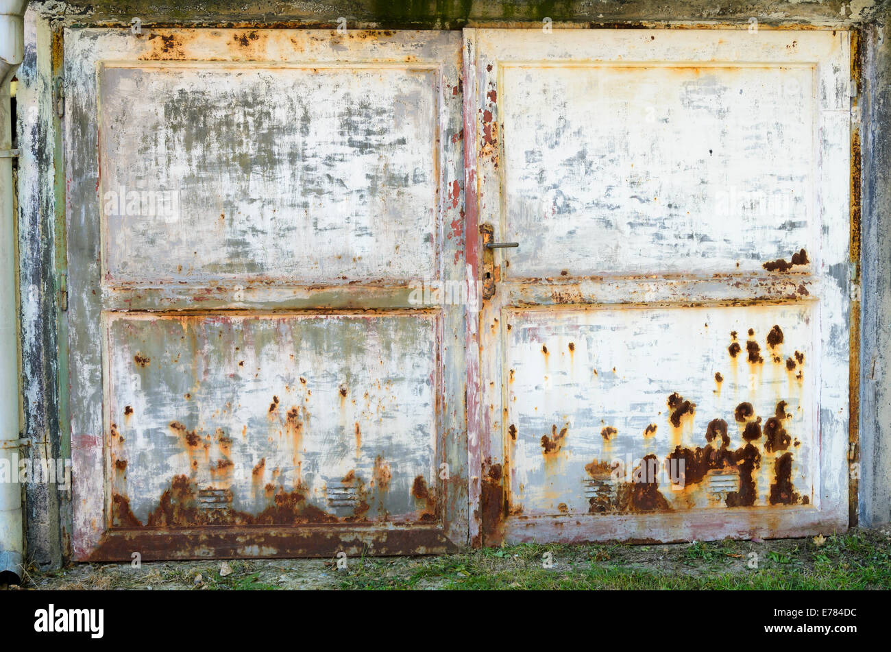 Porte de garage vieux rouillé Banque D'Images