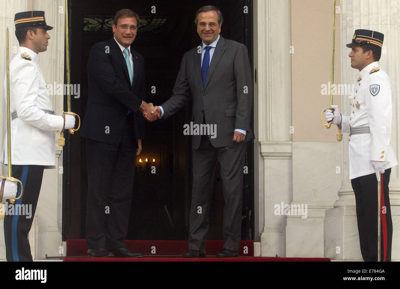 Athènes, Grèce. Sep 9, 2014. Le Premier ministre grec Antonis Samaras (R) pose avec son homologue portugais Pedro Passos Coelho pour les photographes à l'Maximos Mansion à Athènes, Grèce, le 9 septembre 2014. Coelho devrait discuter de stratégies de croissance post-sauvetage avec les autorités grecques. Credit : Marios Lolos/Xinhua/Alamy Live News Banque D'Images