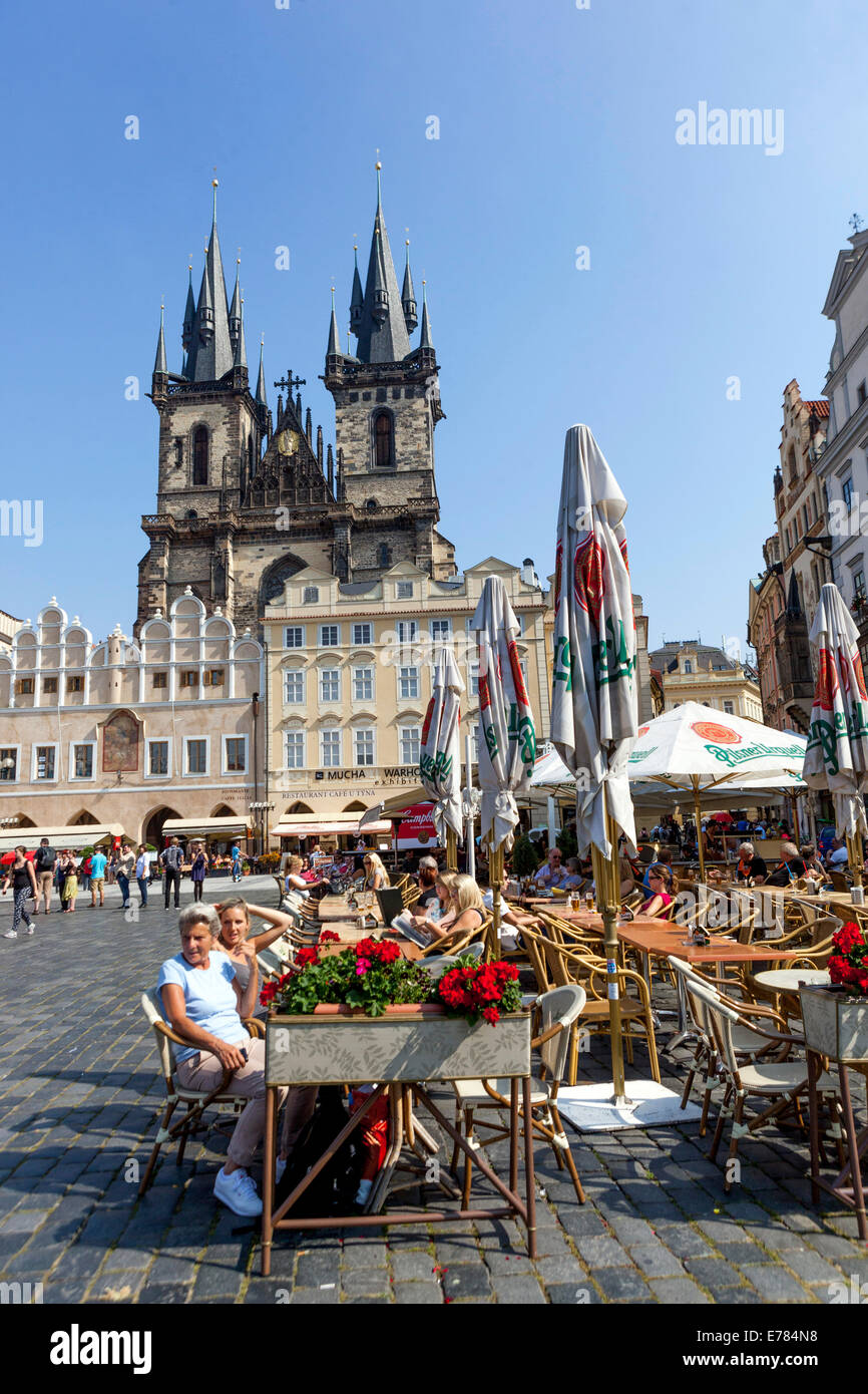 Prague Old Town Square Prague restaurant personnes trottoir café République tchèque tourisme centre ville Prague café d'été en plein air Banque D'Images