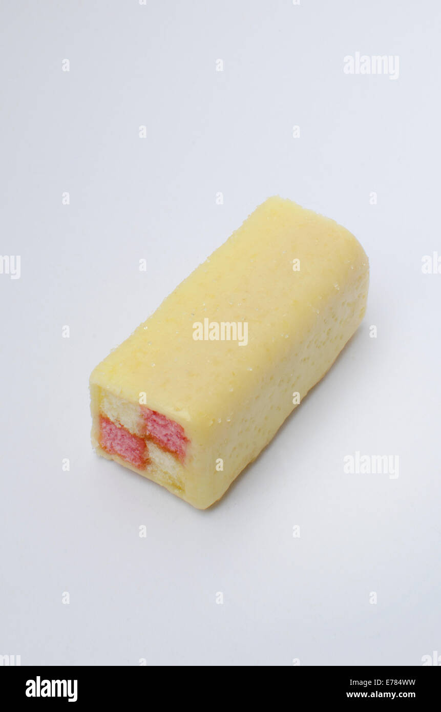 Battenberg cake sur fond blanc Banque D'Images