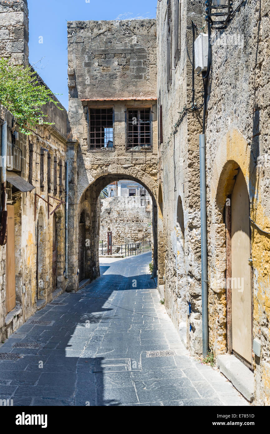 Rue étroite voûtée dans la vieille ville de Rhodes Banque D'Images