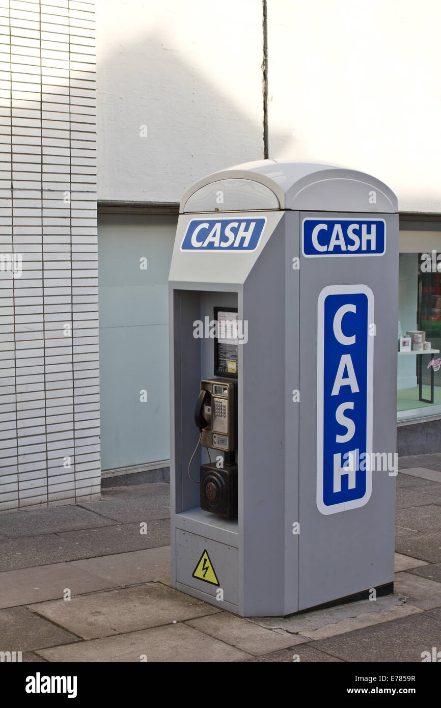 Un distributeur automatique de billets prise dans une cabine téléphonique, Sheffield England UK Banque D'Images
