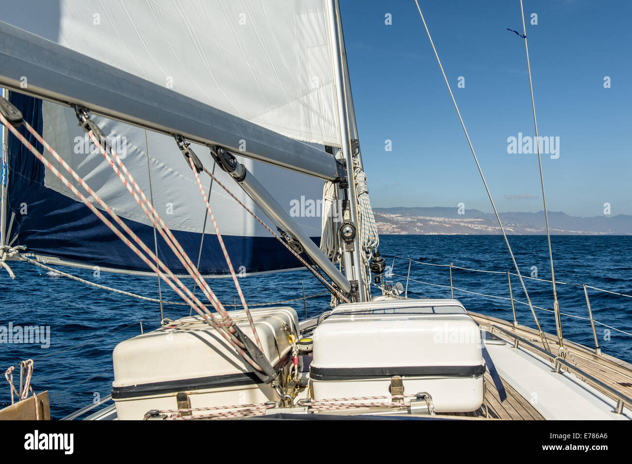 Yacht de voile dans l'océan Atlantique Banque D'Images