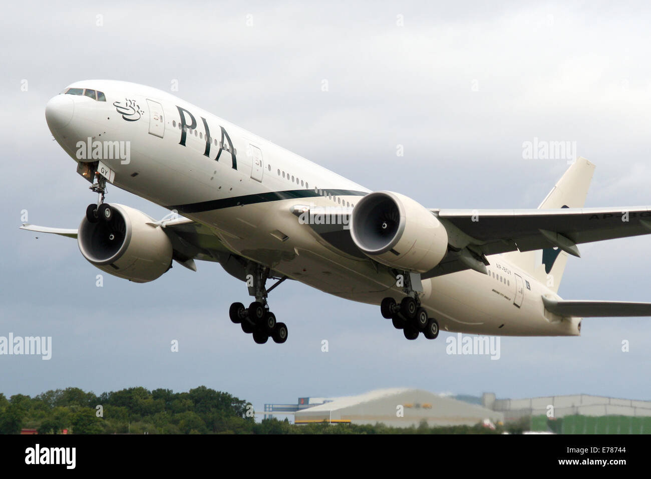 Pakistan International Airlines Boeing 777-200 monte à l'écart de la piste 23L à l'aéroport de Manchester. Banque D'Images