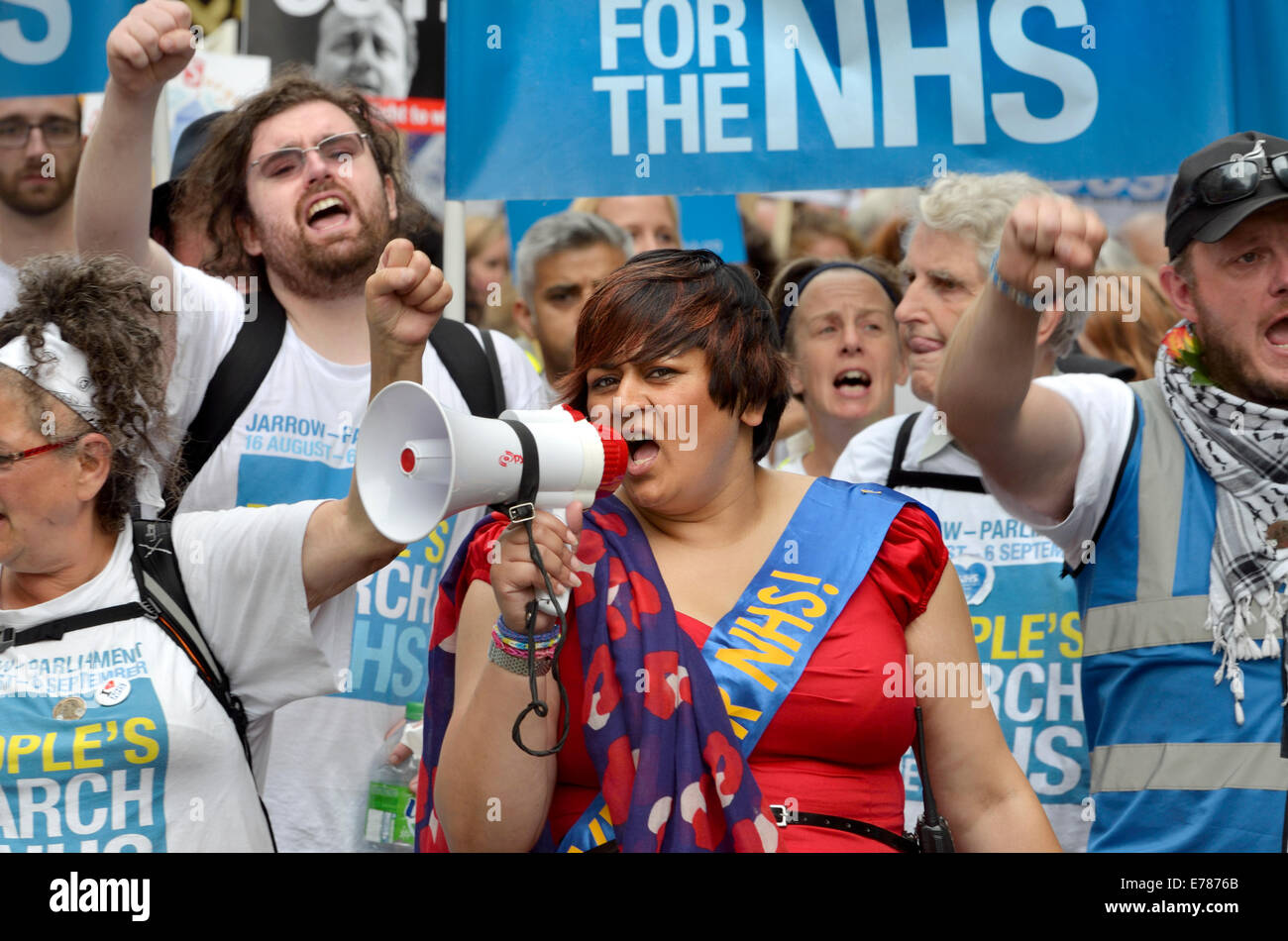 Azam Rehana à la tête de la Marche pour le NHS à Londres, 6 septembre 2014 (Sadiq Khan derrière) Banque D'Images