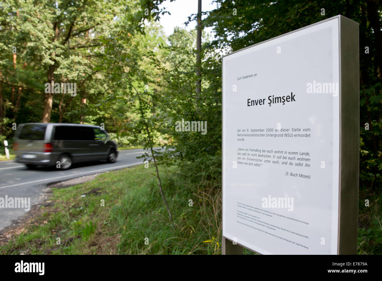 Un commeorative plaque est photographié pendant un rassemblement à la mémoire d'Enver Simsek, qui a été assassiné par l'USN, sur le site du crime à Nuremberg, Allemagne, 09 septembre 2014. La fleuriste Simsek turc a été assassiné par l'USN, le 09 septembre 2000. Photo : DANIEL KARMANN/DPA Banque D'Images