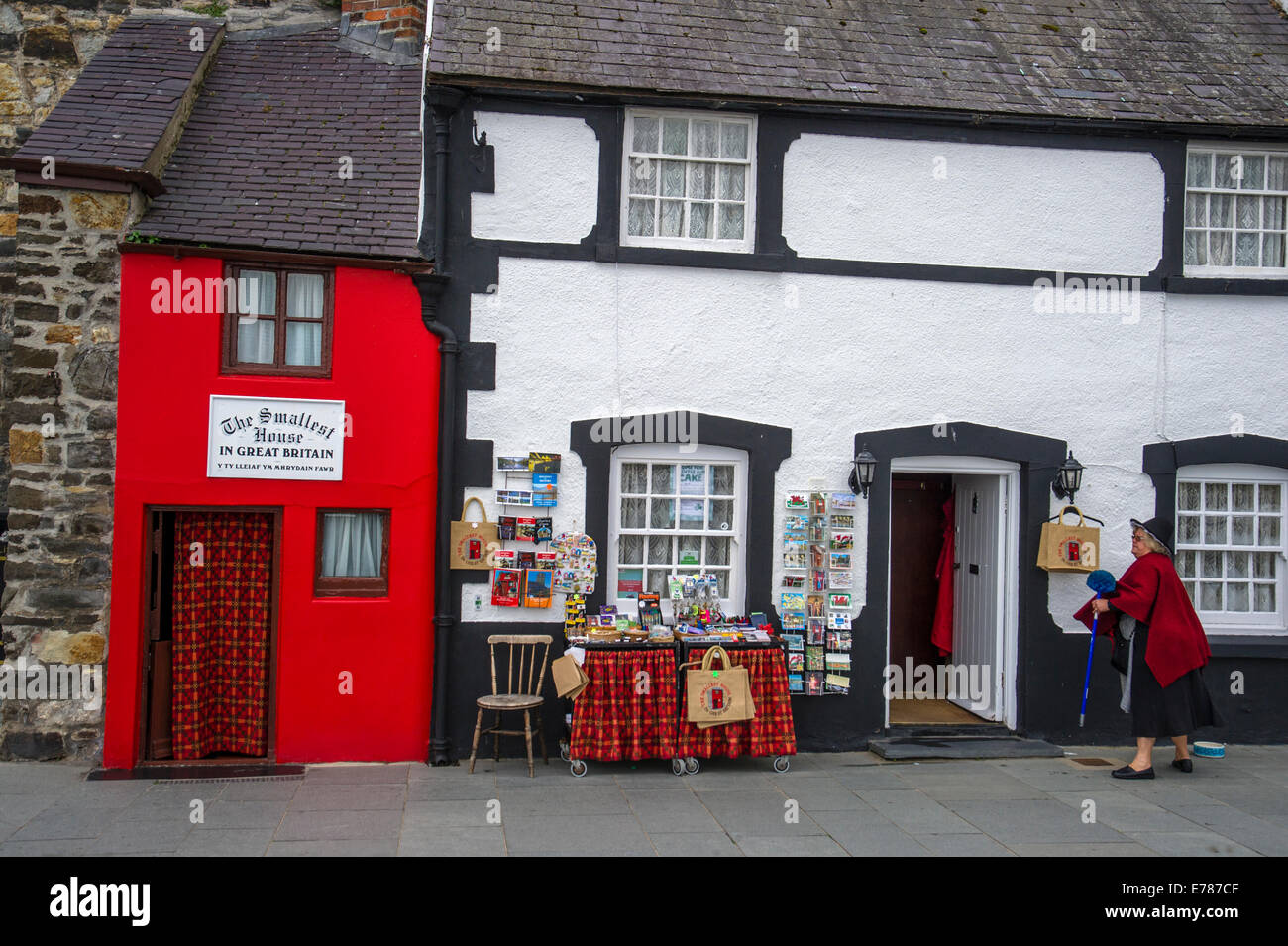 Welsh dame en costume traditionnel à l'extérieur de la plus petite maison en Grande-Bretagne , Conwy, Gwynedd, Amérique du Nord Pays de Galles Banque D'Images