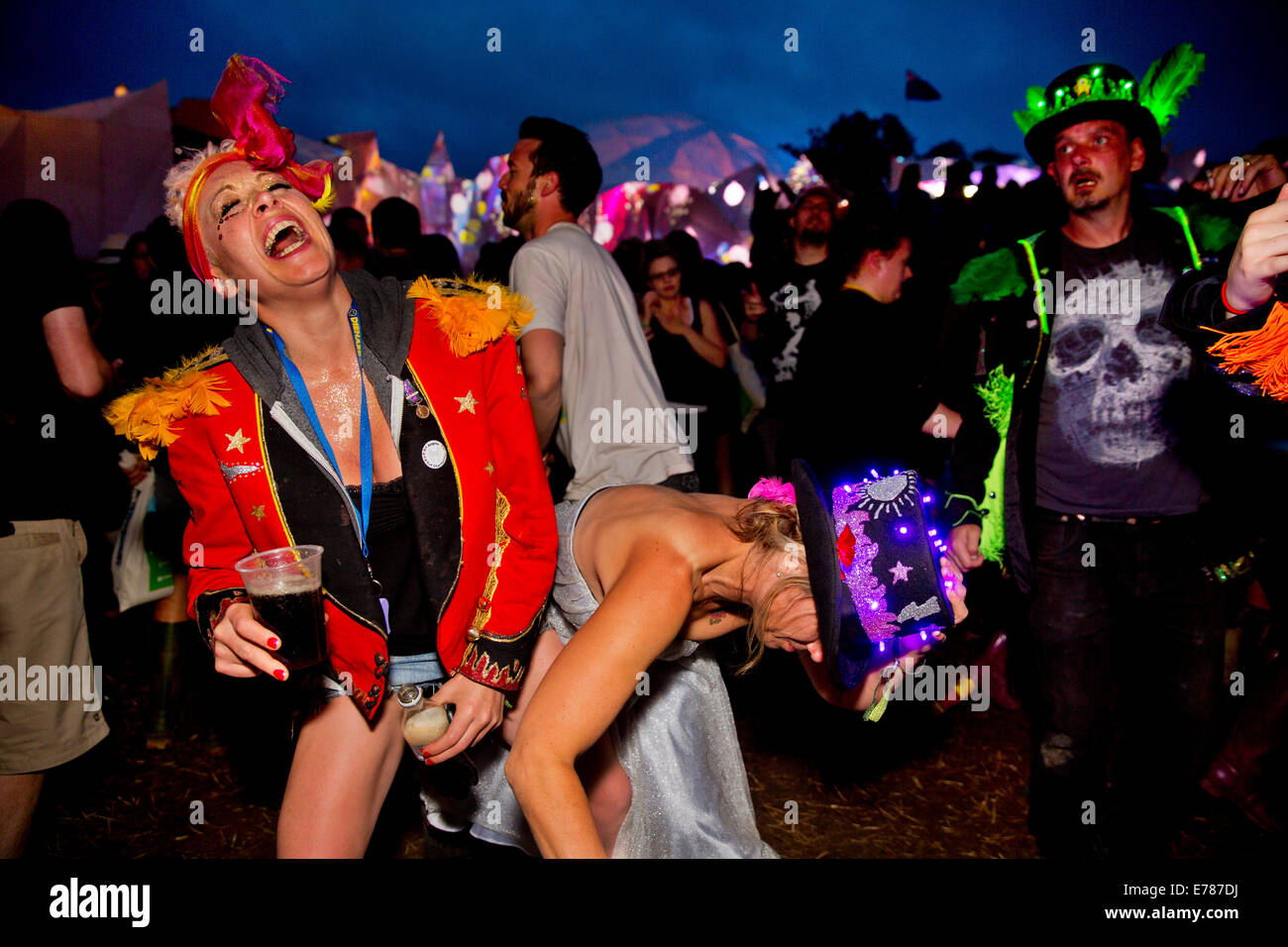 Glastonbury Festival 2014. 4h00 med alimentée danseurs dans le moyeu de Shangri La Banque D'Images