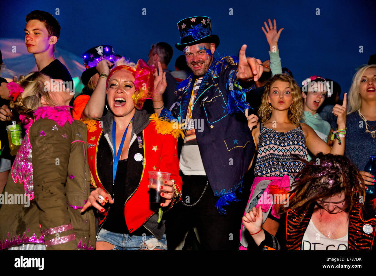 Glastonbury Festival 2014. 4h00 med alimentée danseurs dans le moyeu de Shangri La Banque D'Images