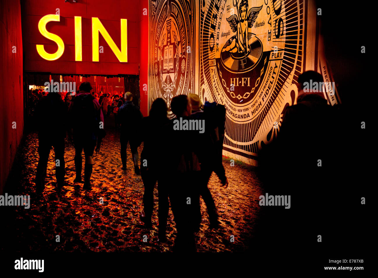 Glastonbury Festival 2014. L'artiste Shepard Fairey OBEY, orne le chemin de l'enfer dans le Shangri-La Banque D'Images