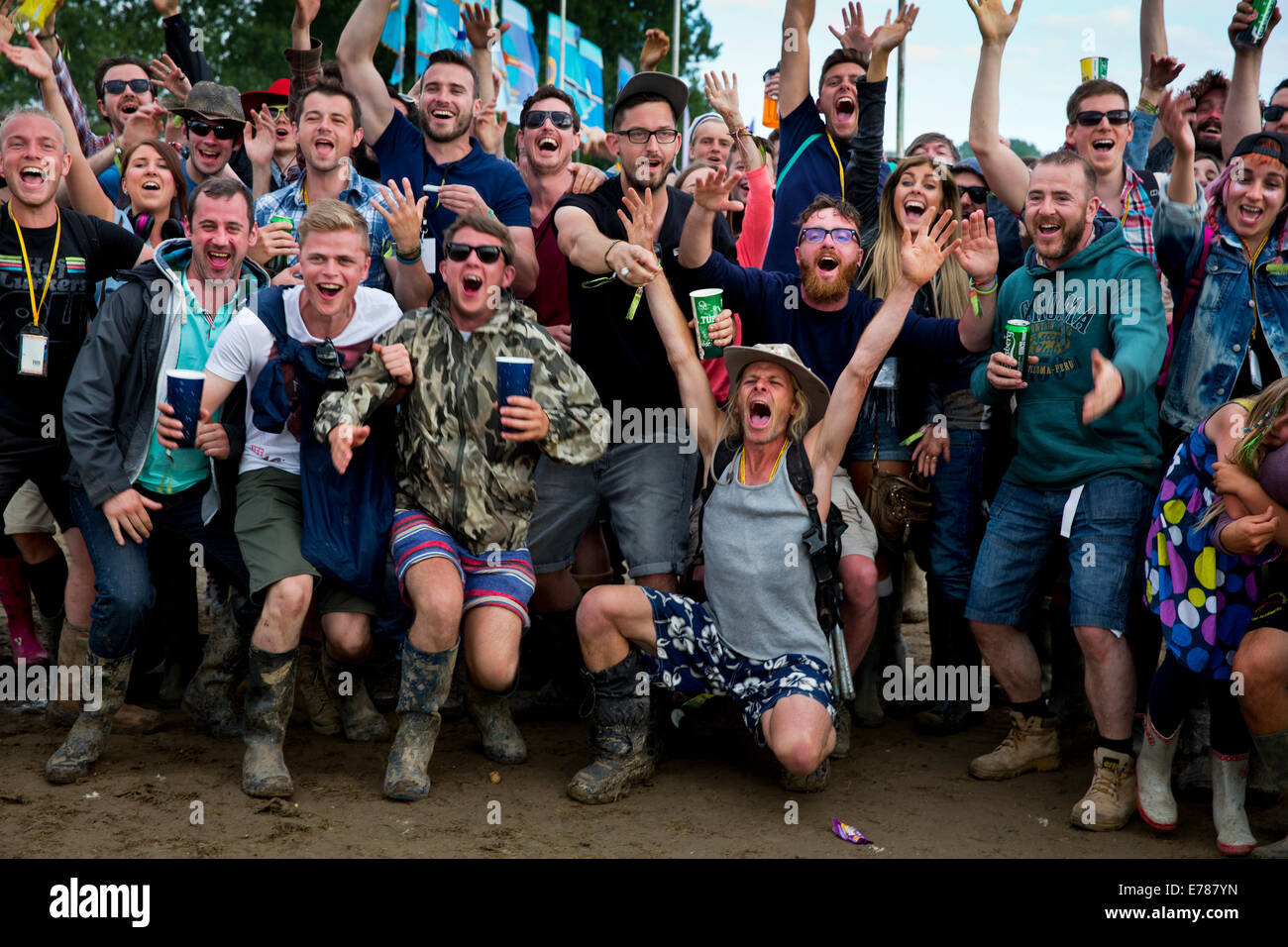 La foule accueille les clients à l'autre étape, Glastonbury Festival 2014 Banque D'Images