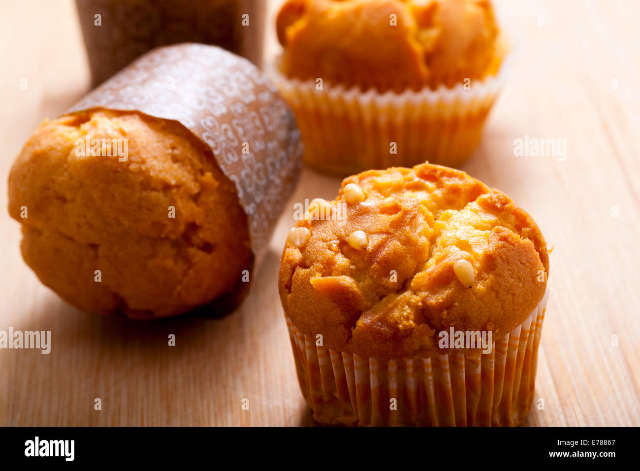 Muffins de maïs possèdent sur conseil. Banque D'Images