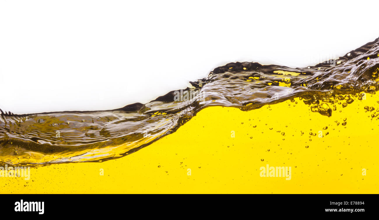 Une image abstraite de l'huile renversée . Sur un fond blanc. Banque D'Images