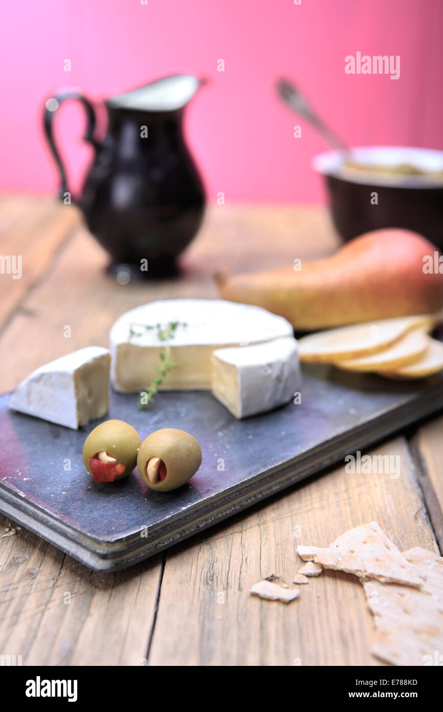 Nature morte avec assiette de fromage et les olives sur la table Banque D'Images