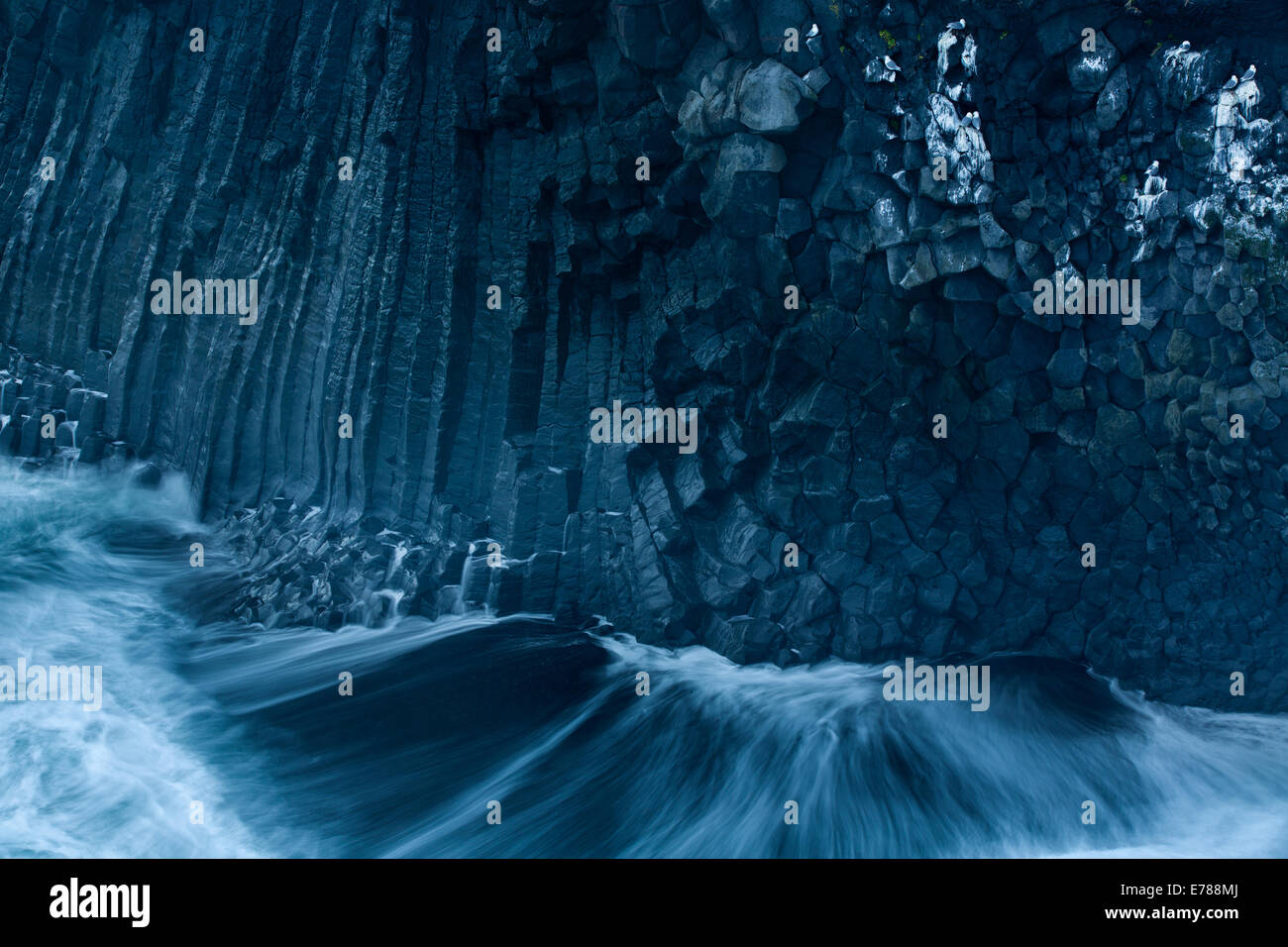 Les falaises et rochers basaltiques de rayures le guano de mouettes tridactyles, nr Arnastapi, Péninsule de Snæfellsnes, l'ouest de l'Islande Banque D'Images
