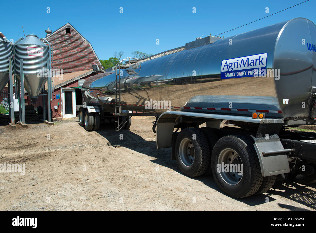 Camion-citerne ou réservoir de ferme laitière visites la collecte de lait pour Agri-Mark coopérative. Woodbury, CT. Banque D'Images