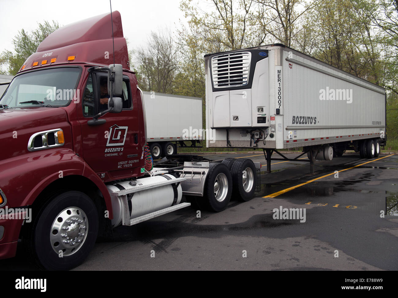 Camion tracteur sauvegarde d'accrocher la remorque à Bozzuto centre de distribution. Banque D'Images