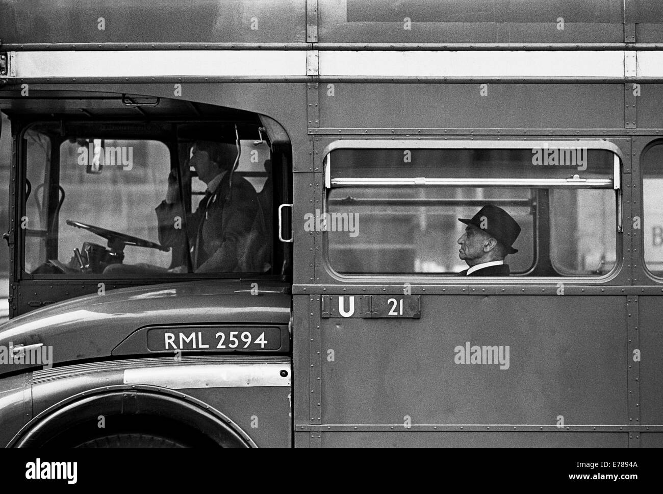 L'homme sur routmaster bus, la gare de Victoria. Le premier est entré en service avec Routemasters London Transport en février 1956 et le l Banque D'Images
