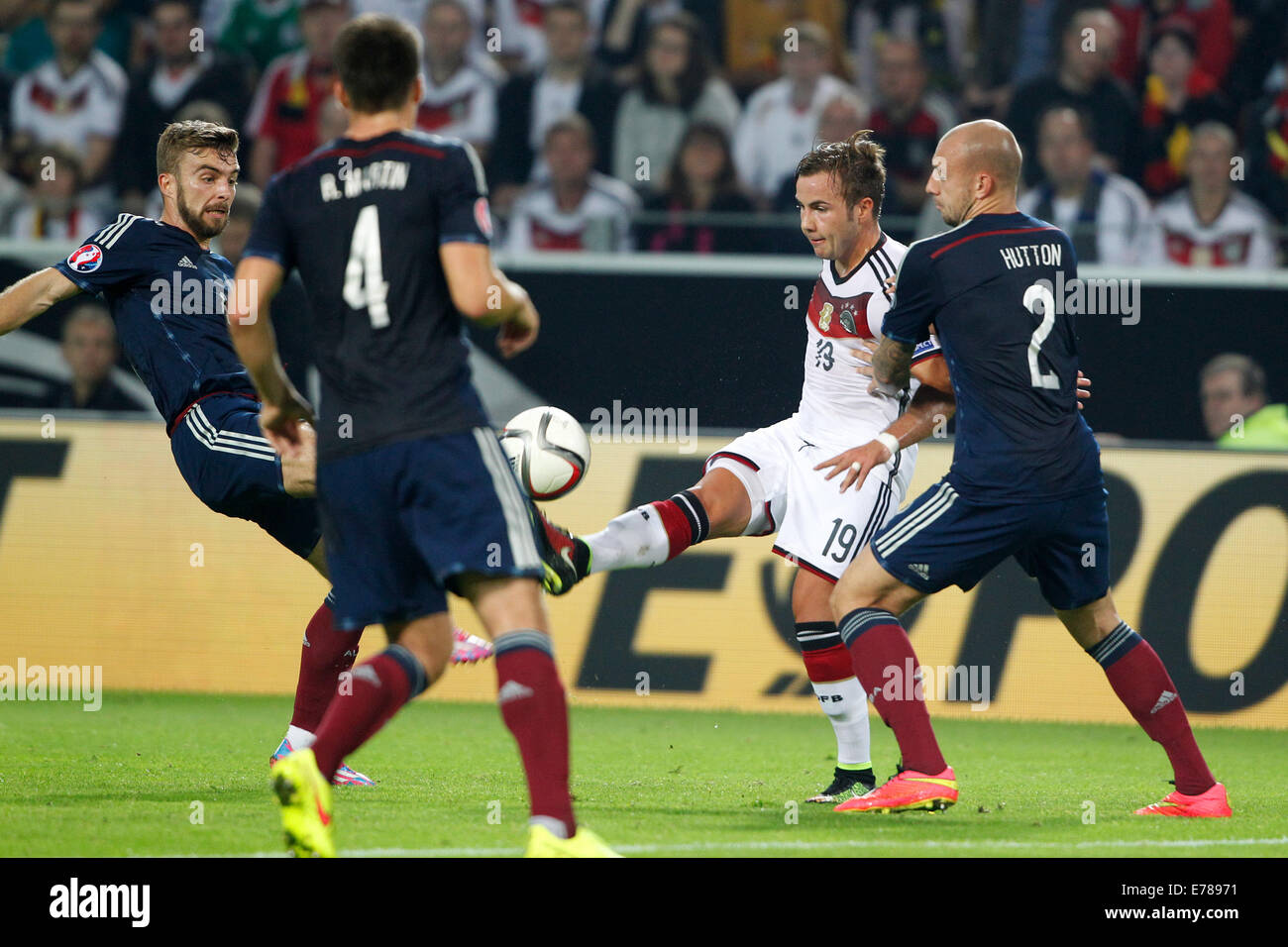 Dortmund, Allemagne. 07Th Nov, 2014. L'Allemagne Mario Goetze (2e R) et l'Ecosse de Alan Hutton (R), James Morrison (L) et Russell Martin (2e L) rivalisent pour la balle pendant l'UEFA EURO 2016 groupe admissible d match de football entre l'Allemagne et de l'Écosse à Dortmund, en Allemagne, 07 septembre 2014. L'Allemagne a gagné 2-1. Photo : Roland Weihrauch/dpa/Alamy Live News Banque D'Images