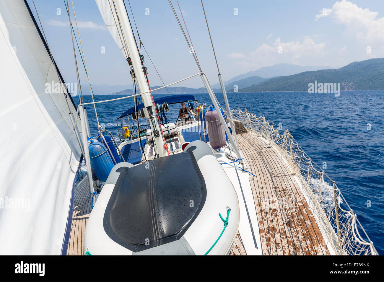 Cruising Yacht à voile avec les femmes sur la tête Banque D'Images