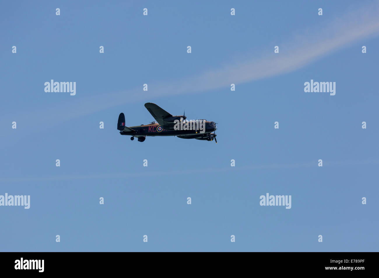 Avro Lancaster Bomber avion volant à l'Airshow 2014 Eastbourne. Banque D'Images