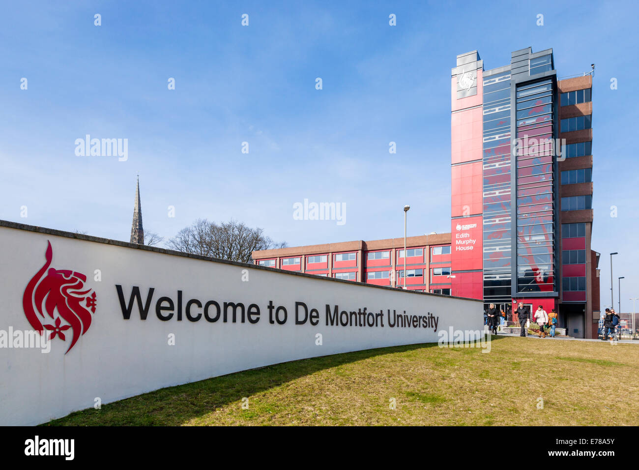 Bienvenue à l'Université De Montfort signe avec l'Edith Murphy House dans l'arrière-plan, Leicester, England, UK Banque D'Images