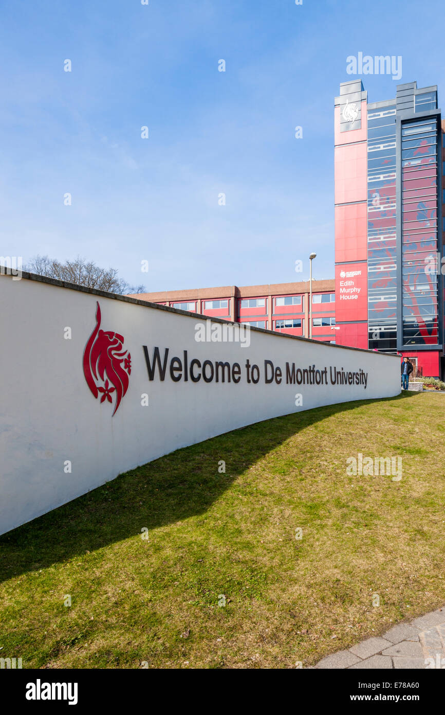 Bienvenue à l'Université De Montfort signe avec l'Edith Murphy House dans l'arrière-plan, Leicester, England, UK Banque D'Images
