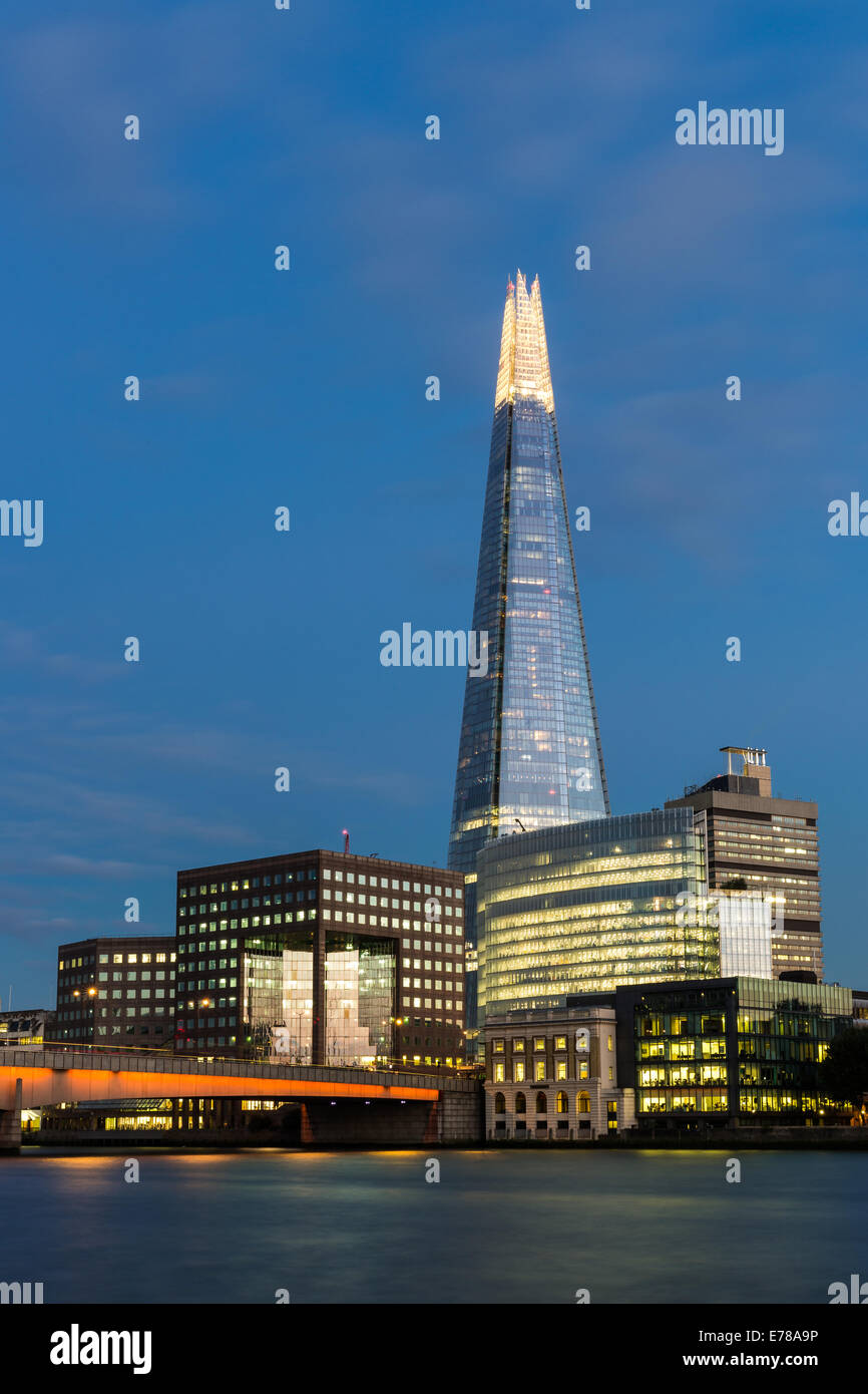 Une longue exposition scène de nuit du Shard London Bridge et le long de la Tamise à Londres, Angleterre Banque D'Images
