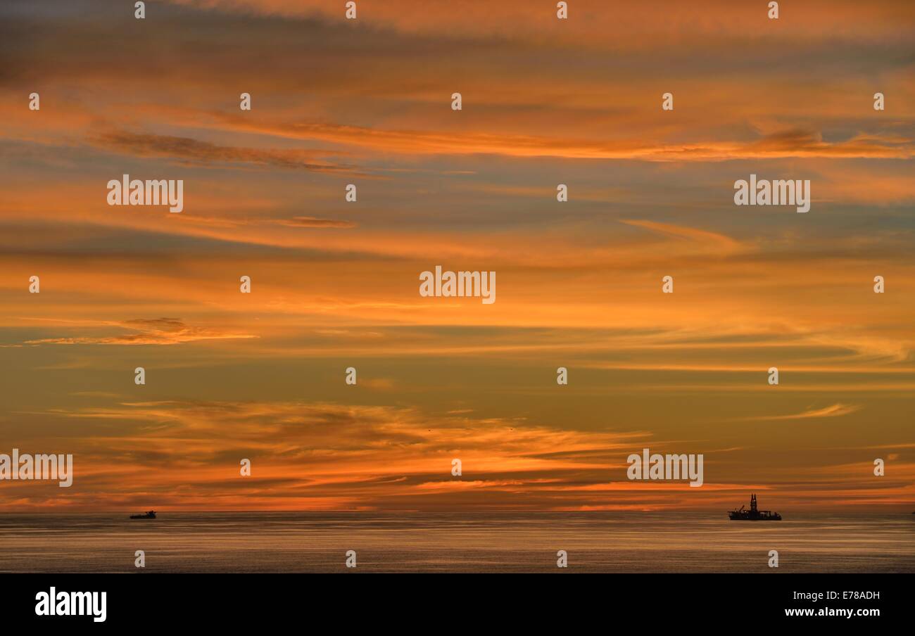 Coucher du soleil en mer # 01, les navires contre ciel rouge qui se profile à l'horizon Banque D'Images