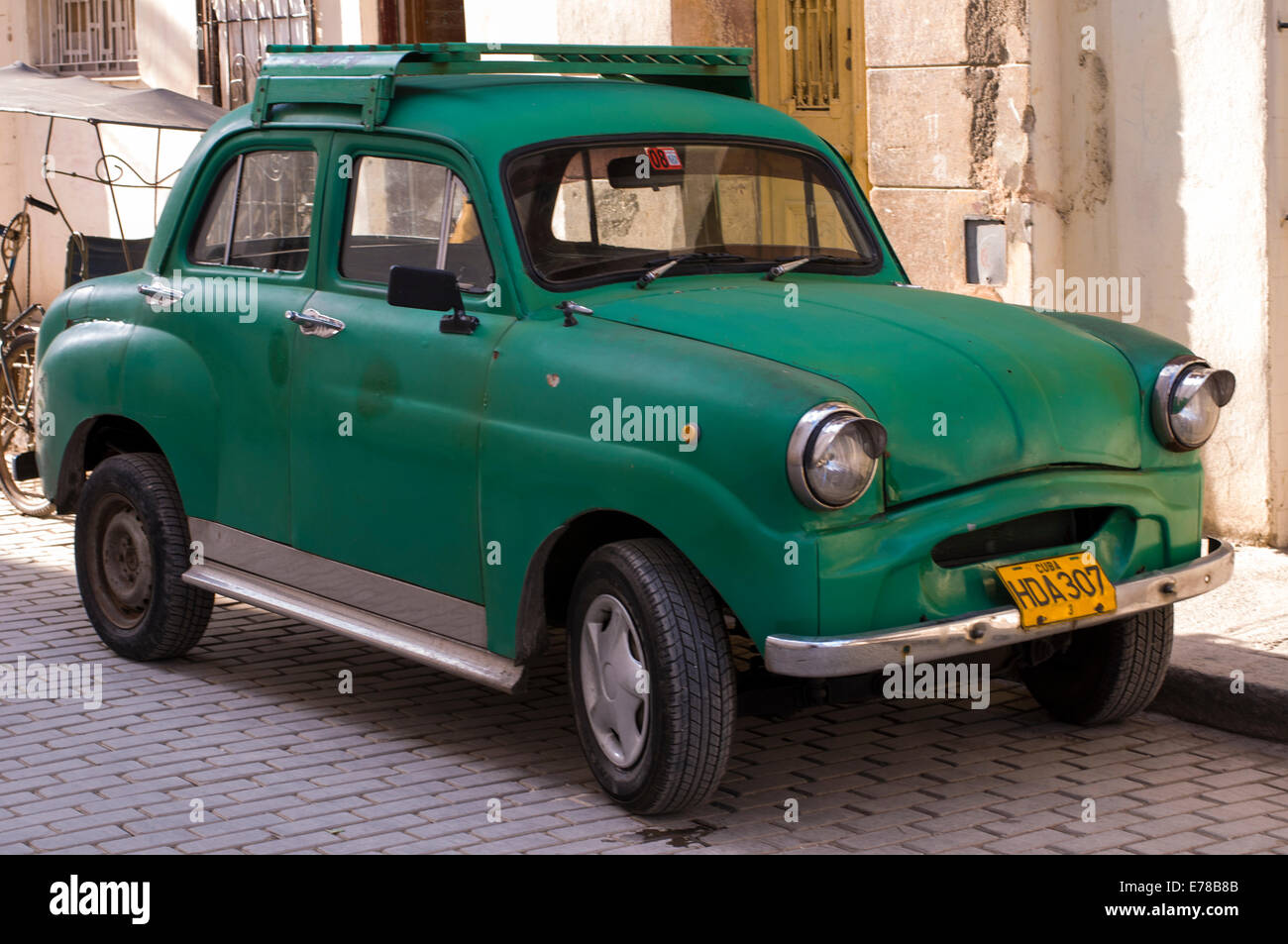 Tacot d'antiquités dans les rues de La Havane, Cuba Banque D'Images Tacot d'antiquités dans les rues de La Havane, Cuba Banque D'Images