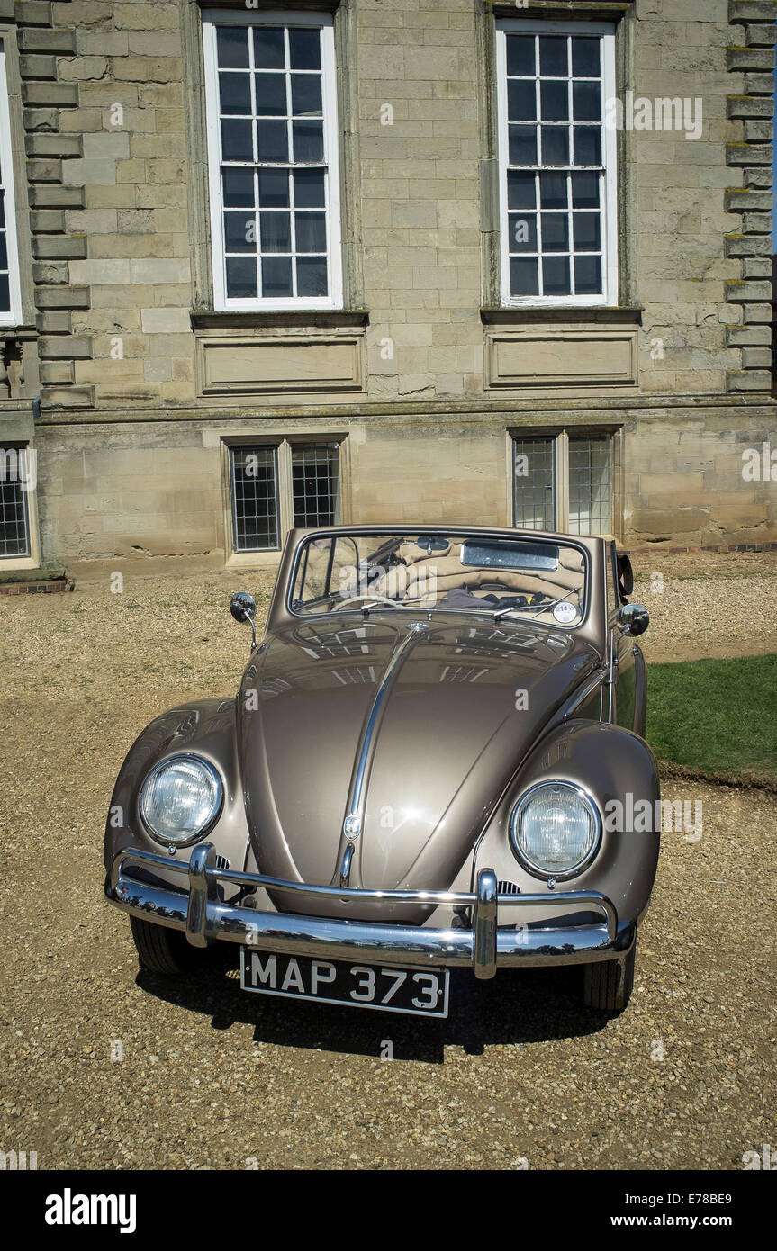 Classique aux couleurs bronze magnifiquement entretenu Volkswagen Beetle Cabriolet voiture. Banque D'Images