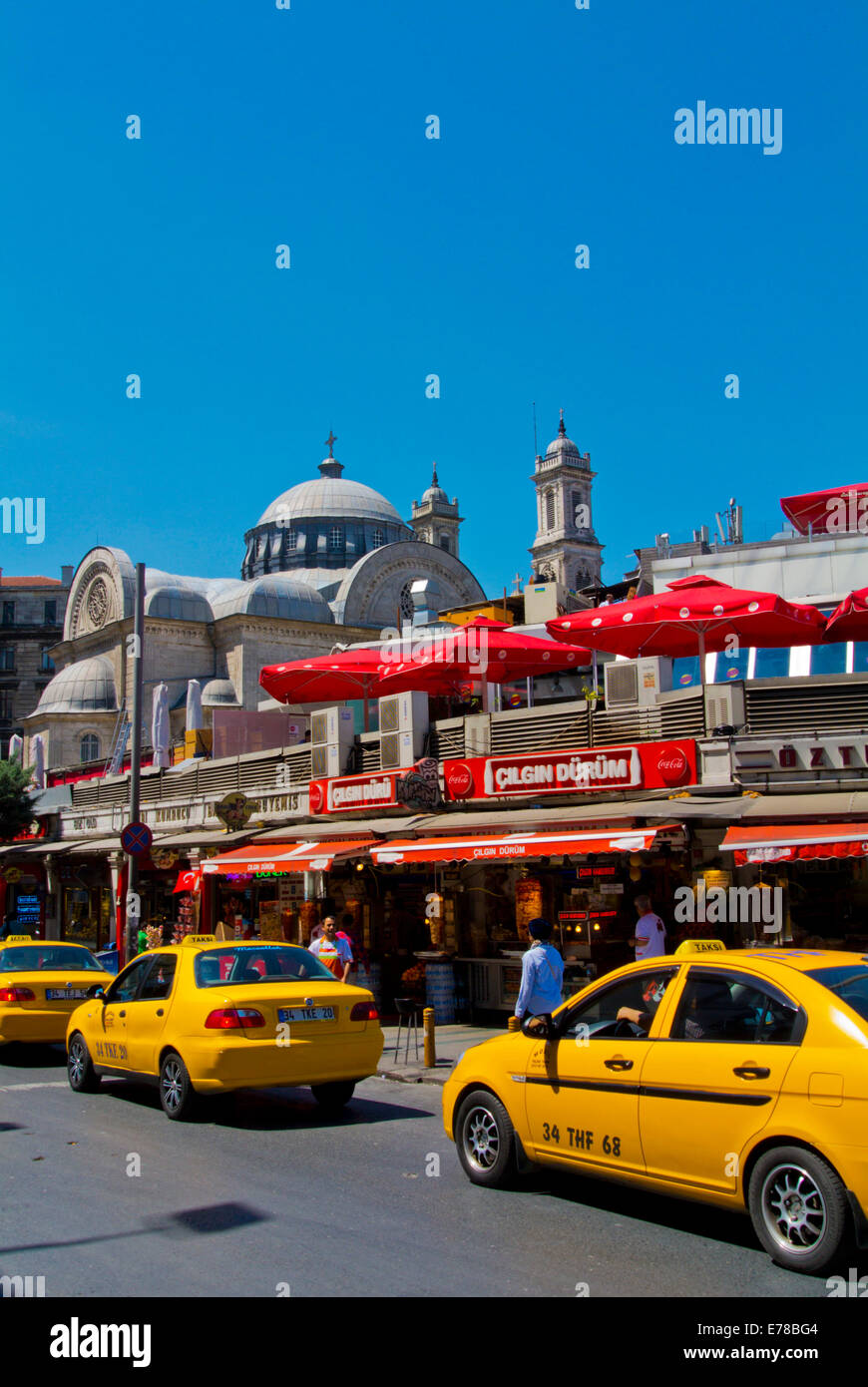 Les taxis et les restaurants kebab, place Taksim, Beyoglu, Istanbul, Turquie centrale, l'Eurasie Banque D'Images