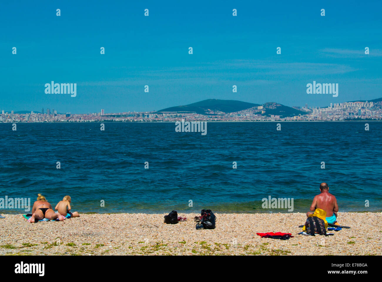 Turquie Istanbul Plage - Les Gens Sur La Plage Avec En Arriere Plan Le Centre D Istanbul Kinaliada Adalar Les Princes Iles Mer De Marmara Istanbul Turquie Comme Photo Stock Alamy