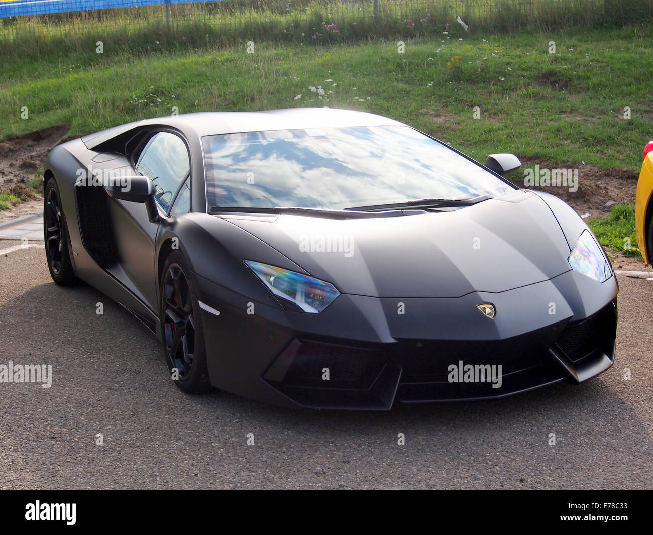 black-lamborghini-aventador-banque-de-photographies-et-d-images-haute