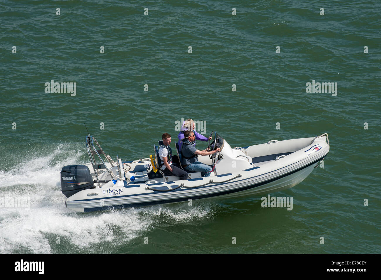 Un après-midi en famille dans un bateau RIB Banque D'Images