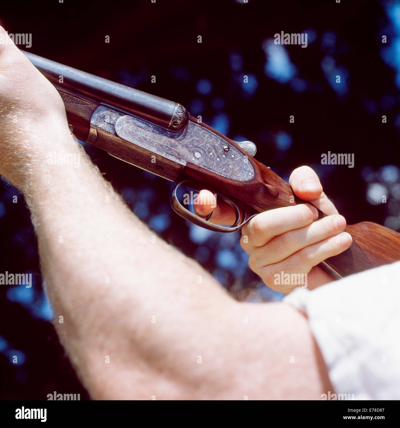 Un fusil à canon double est fait dans l'air avec l'opérateur à l'aide de son doigt pour appuyer sur la détente. Banque D'Images